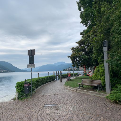 Una catena umana sul lungolago contro la violenza di genere