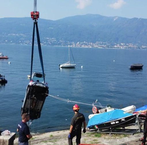 Auto nel lago a Suna, Arpa rassicura dopo i controlli