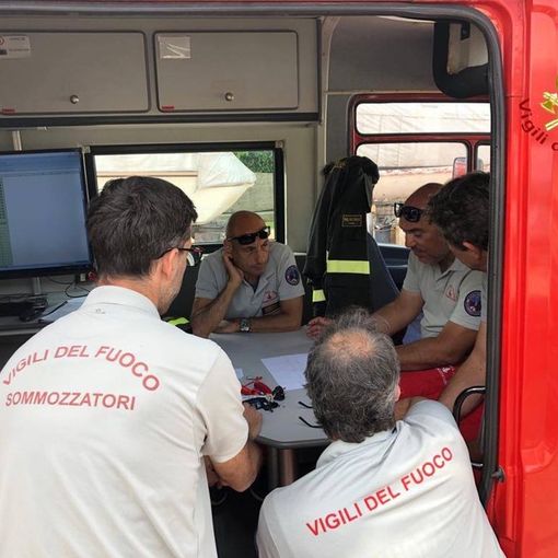Barca ribaltata a Lisanza, ripartite le operazioni per recuperare il relitto  FOTO