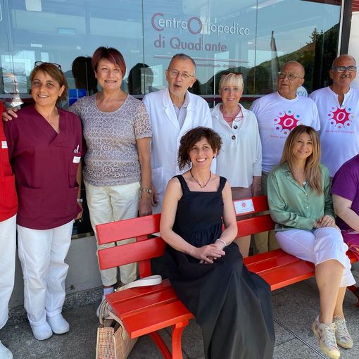 Inaugurata panchina rossa contro la violenza sulle donne di fronte al Coq