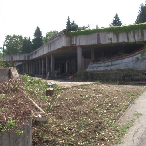 Bonifica ex parcheggio di via Raffaello Sanzio: tra le macerie spunta l’amianto