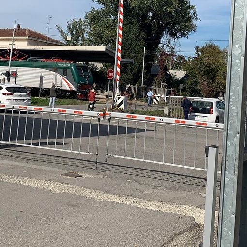 Tragedia al passaggio a livello di Crusinallo, il consiglio di quartiere chiede la sostituzione delle barriere