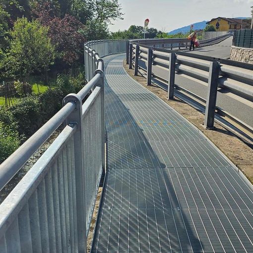 Terminata la nuova passerella sul rio Pesci