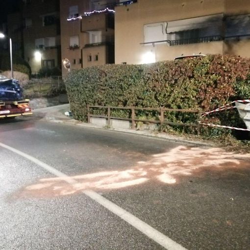 Incidente ad Arizzano, auto sbanda e finisce contro il guardrail