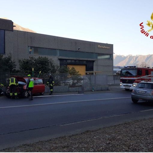 Verta, perdita di gas dopo un incidente d'auto: intervento dei vigili del fuoco. FOTO