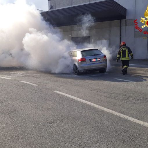 Auto prende improvvisamente fuoco al centro commerciale