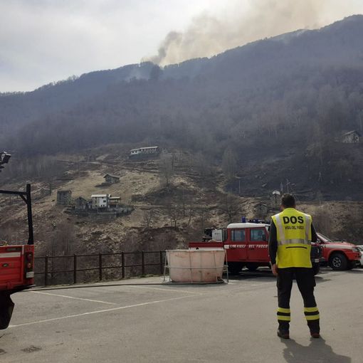 Continua a preoccupare l'incendio in valle Strona. FOTO E VIDEO