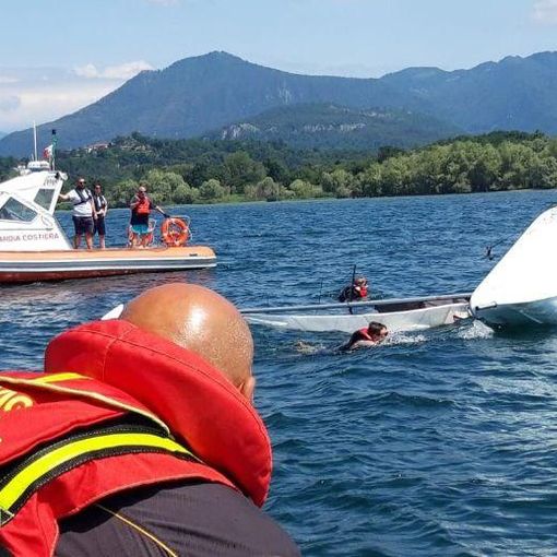 Barca a vela si ribalta nel Lago Maggiore, tre persone in acqua salvate dalla Guardia Costiera