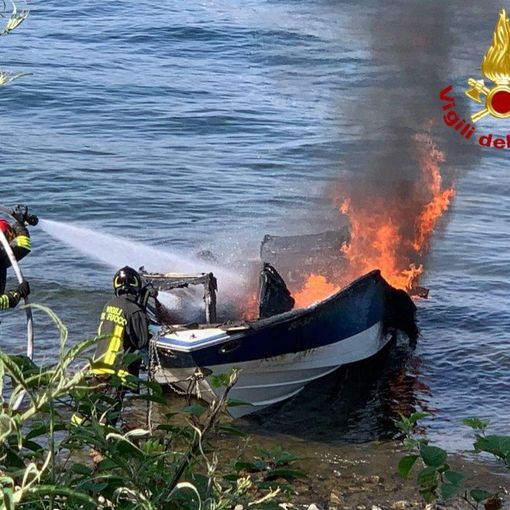 Motoscafo in fiamme davanti a Stresa. VIDEO