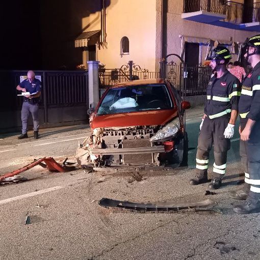 Auto esce di strada e urta un palo della luce: ferite lievi per due ragazze