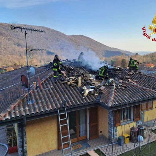 Brovello Carpugnino, in fiamme un tetto di una casa