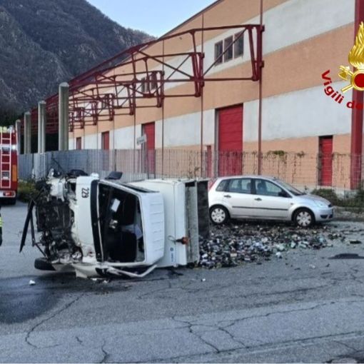 Furgone per la raccolta del vetro si ribalta, lievi ferite per il conducente