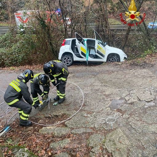 Auto delle Poste fuori strada a San Bernardino Verbano