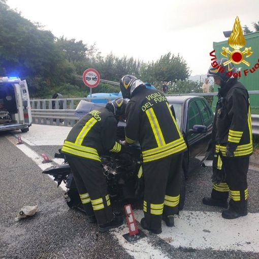 Scontro tra due auto sulla A26, una persona ferita
