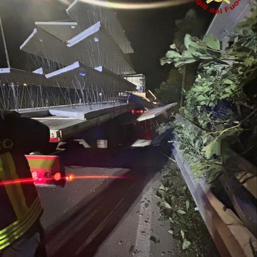 Camion esce di strada e perde il carico di piastre di cemento precompresso