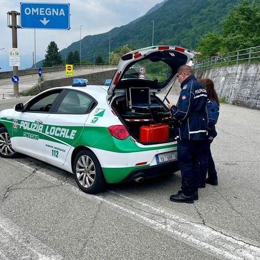 Fermata ad Omegna una sessantenne che guidava bevendo una birra