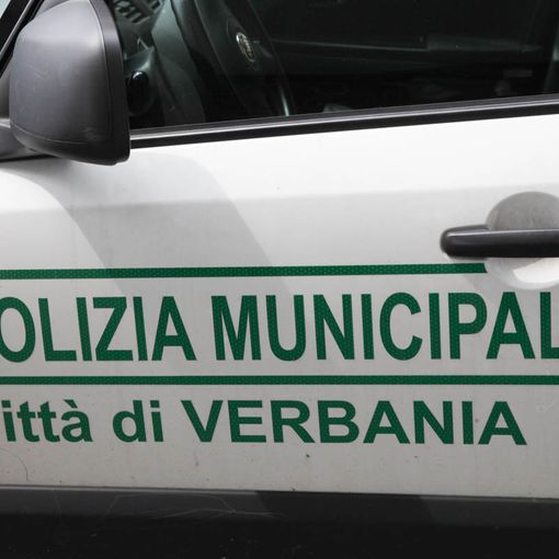 Rompe il vetro di un'auto della Municipale e minaccia un agente, arrestato 52enne