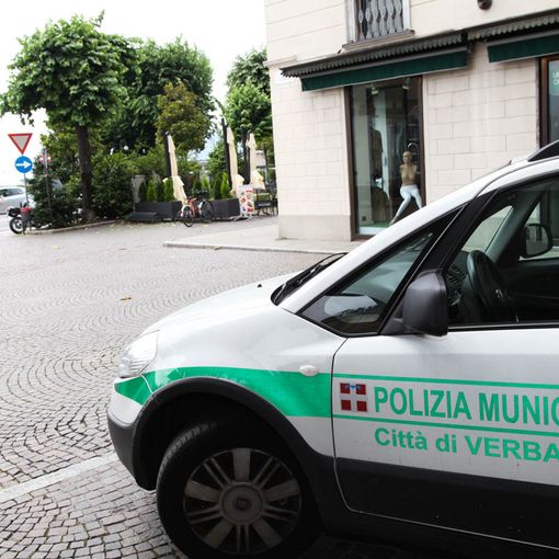 Bimbo di pochi mesi rischia di soffocare, salvato da un agente della Polizia Locale