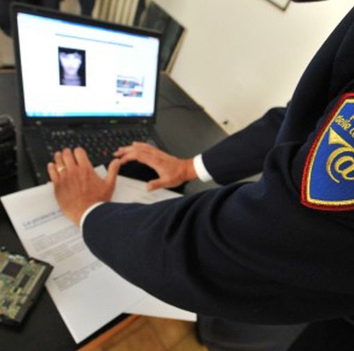 Giovani in cerca di lavoro adescati online: la nuova truffa segnalata dalla polizia postale