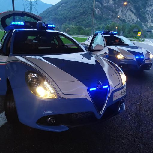 Ragazzina cinese minaccia di gettarsi da un ponte, salvata dalla Polizia