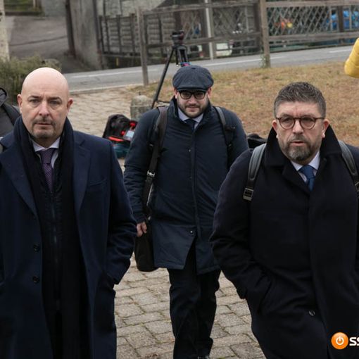 Primo giorno del processo per la tragedia del Mottarone. Leitner annuncia di aver risarcito i famigliari delle 14 vittime FOTO E VIDEO