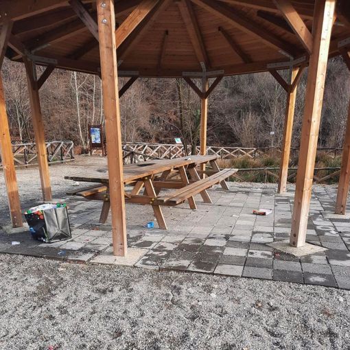 Rifiuti abbandonati nel parco fluviale dello Strona dopo Capodanno FOTO