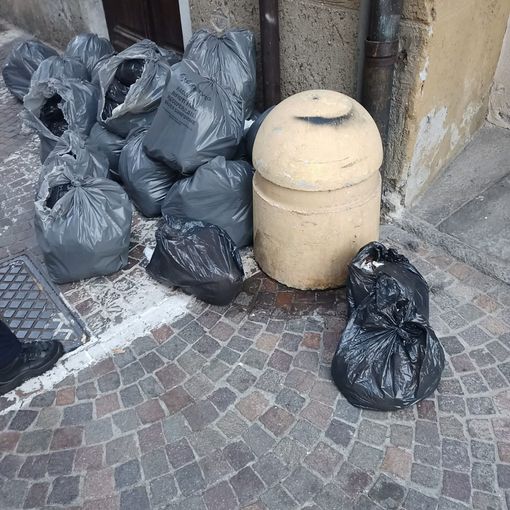 Rifiuti abbandonati nel centro di Stresa: individuato il responsabile