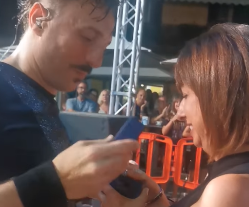 San Vito, il concerto della Voodoo Band con proposta di matrimonio VIDEO