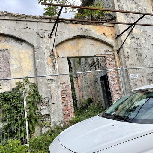 Foto: l'ex scuderie davanti a Villa Giulia a Pallanza (nella foto),