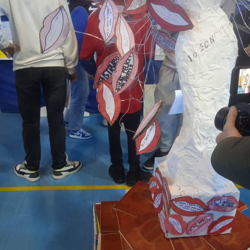 &quot;La mia voce nessun...&quot;: la scultura degli alunni delle medie contro la violenza sulle donne