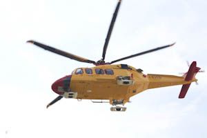 Cade da 8 metri da un tetto, grave 75enne