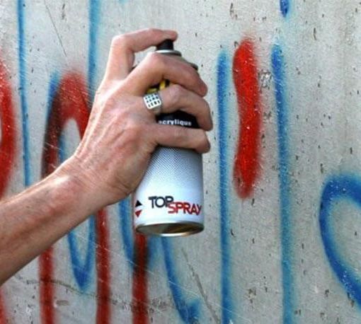 I vandali sporcano, il Comune pulisce e il fenomeno non si placa
