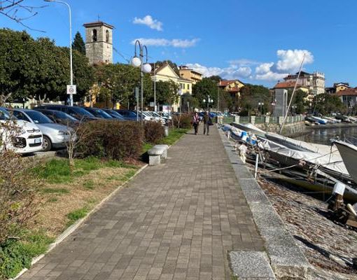 Il ritorno di tavolini e sedie sulle aiuole del lungolago di Suna fa felici gli esercenti