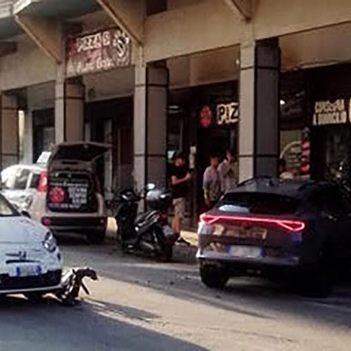 Auto contro il pilone di un condominio, il conducente portato in ospedale