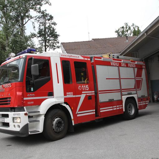 Cade dalla bicicletta in un torrente e dopo un volo di 10 metri riesce ad allertare i soccorsi