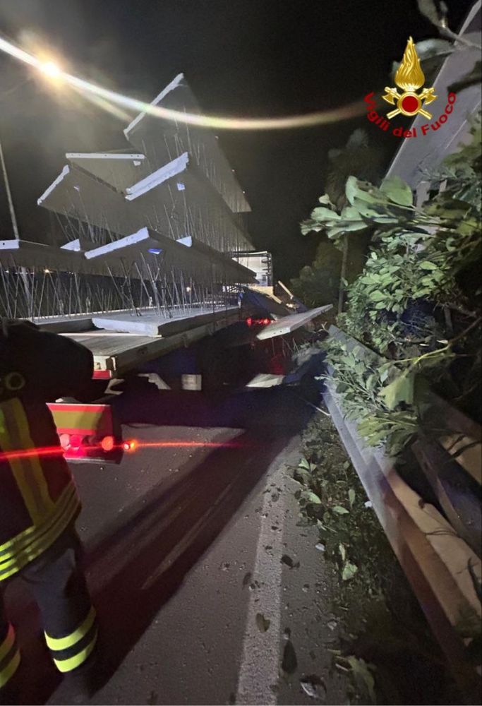 Camion esce di strada e perde il carico di piastre di cemento precompresso Camion esce di strada e perde il carico di piastre di cemento precompresso