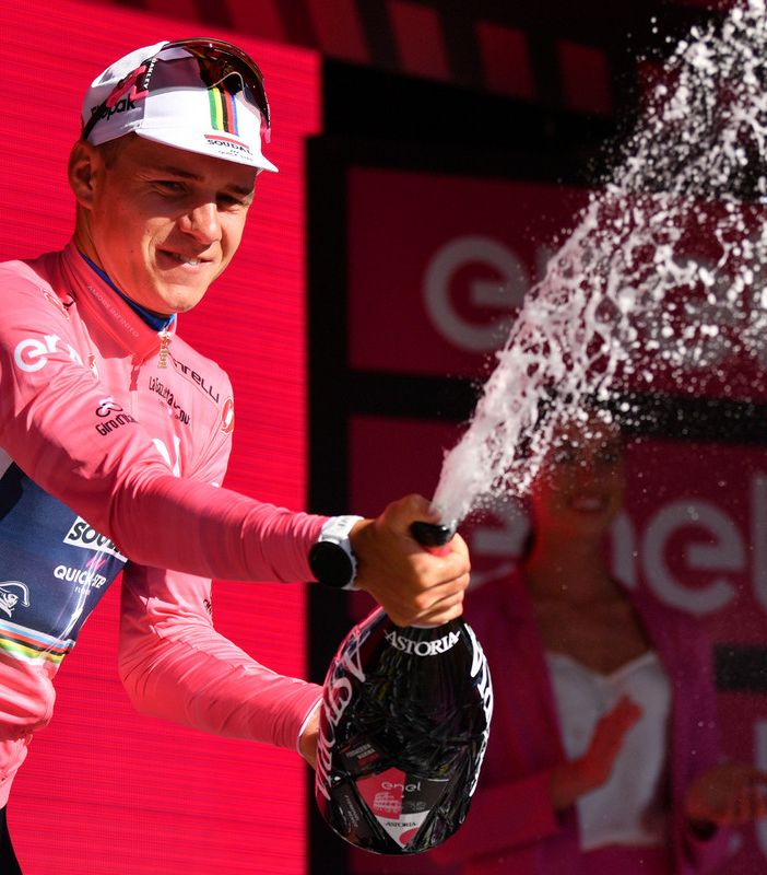 BuonGiro.  É già King Remco, incoronato prima maglia rosa: Evenepoel vola sula Costa dei Trabocchi