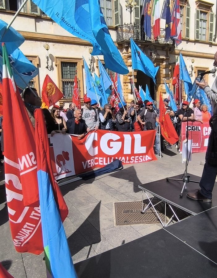Protesta a Novara: solidarietà e rivendicazioni per i lavoratori   FOTO e VIDEO