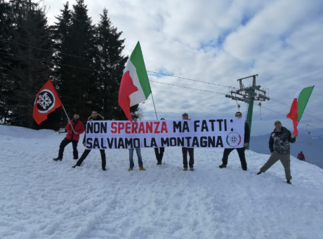 Striscione di CasaPound esposto alla stazione sciistica del Mottarone