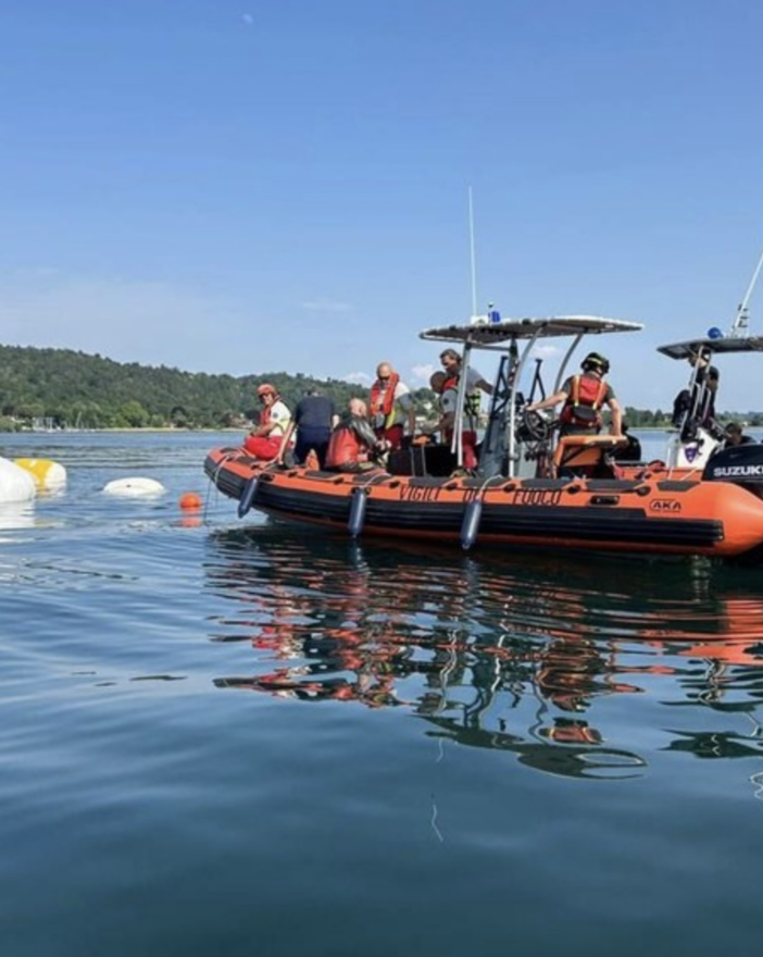 La barca della tragedia recuperata dalle acque, in mezzo ai turisti di un giorno &quot;normale&quot; VIDEO