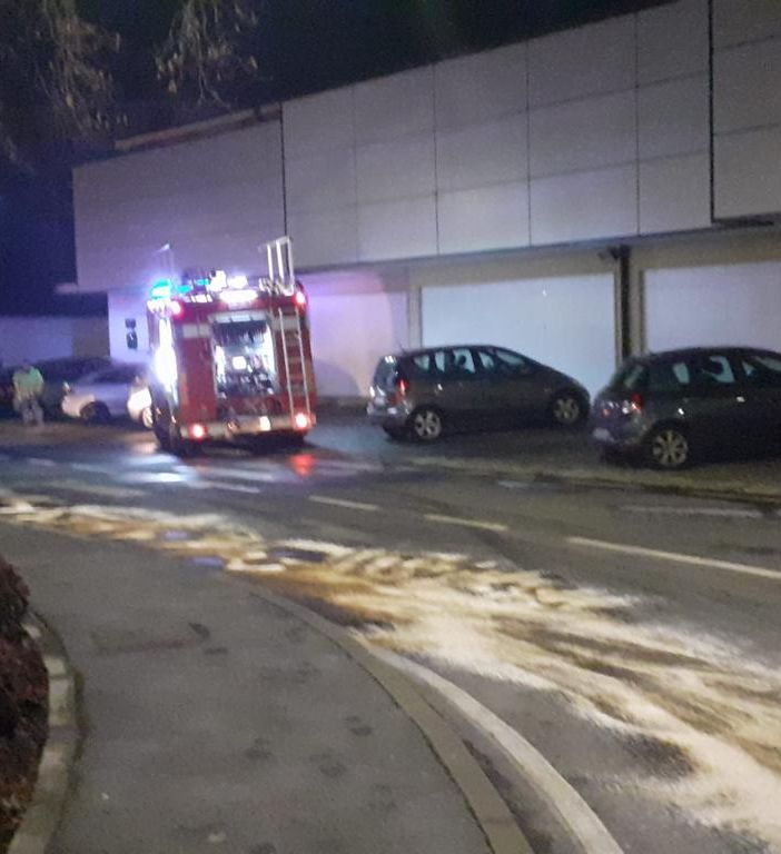 Camion perde 150 litri di gasolio nel parcheggio della Lidl