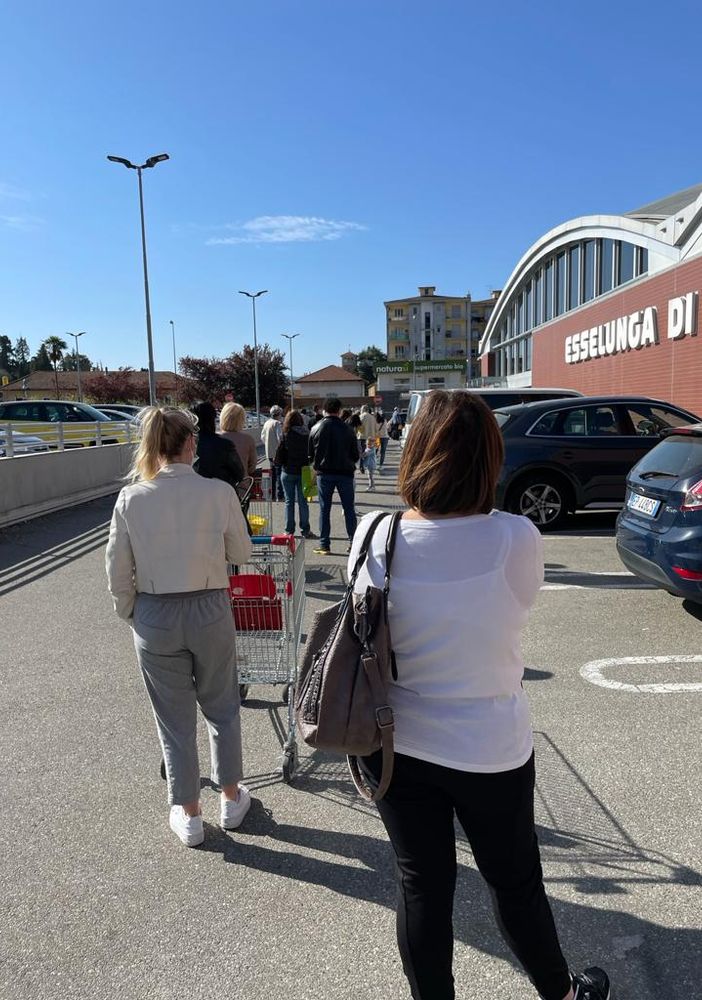 Coda e lunghe attese di fronte al supermercato Esselunga per fare la spesa