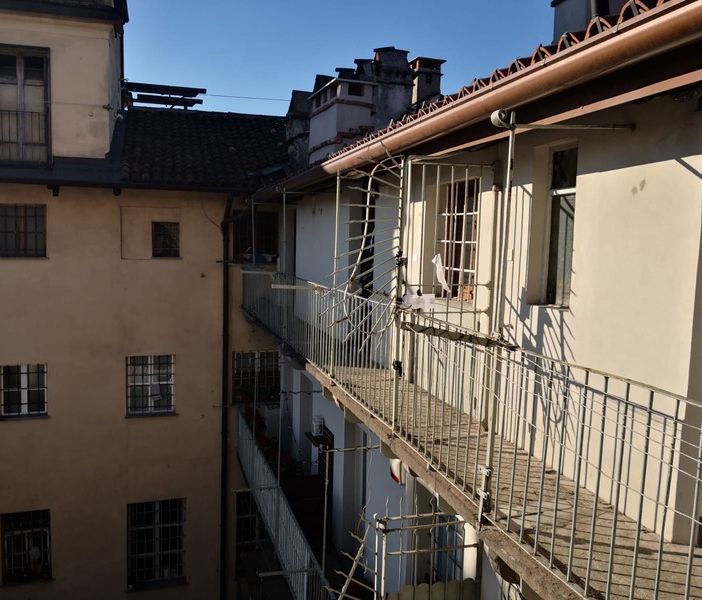 E' morta la bimba di 3 anni caduta dal quarto piano in via Milano. VIDEO