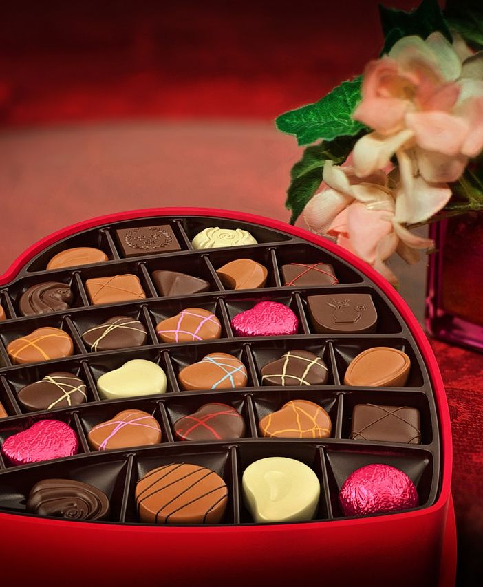 San Valentino, resiste la tradizione di regali e cene romantiche