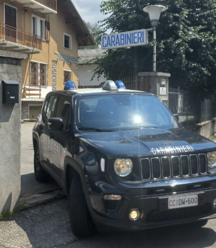 Entra in casa della ex e la minaccia con un coltello, denunciato 57enne