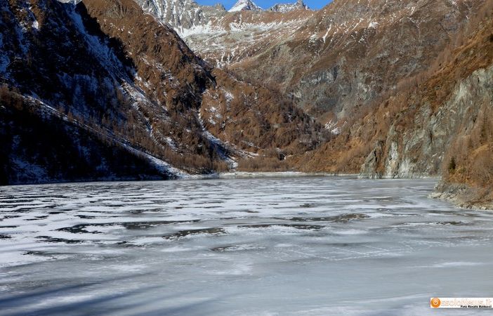 Foto: inizio d'anno con lago ghiacciato alla diga di Cheggio, in alta valle Antrona