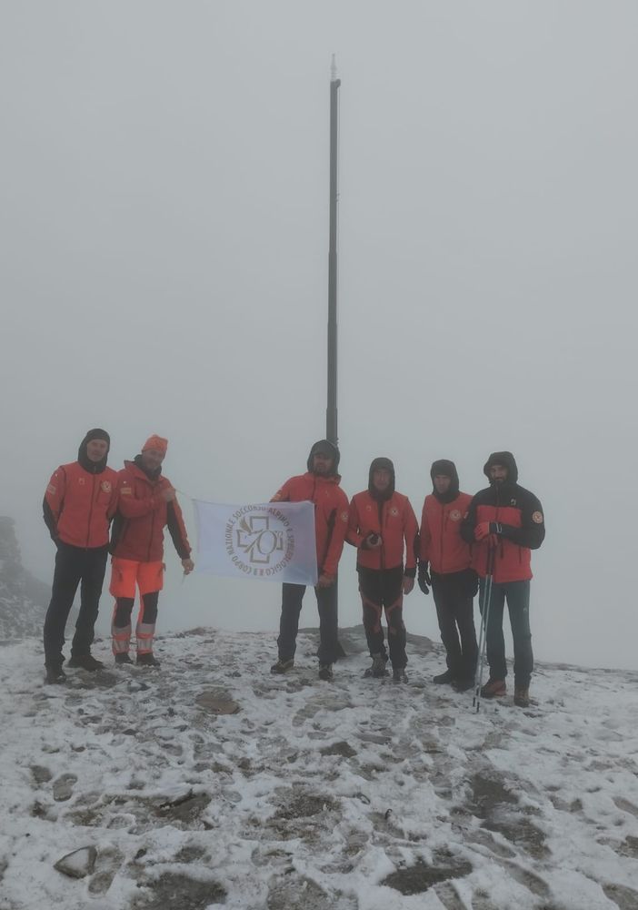 La bandiera del 70° anniversario della nascita del Soccorso Alpino issata sulle croci del Cistella, Zeda e Massone