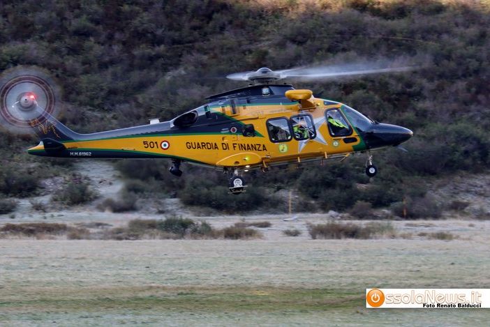 Foto: l'elicottero della Guardia di finanza in volo a Riale di Formazza