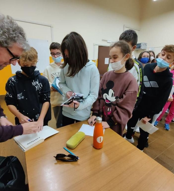 &quot;Adotta uno scrittore&quot;: Antonio Ferrara nelle scuole di Omegna