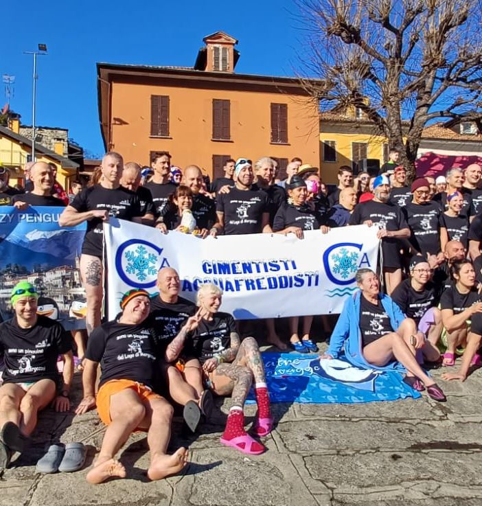 Tuffo da record nel Lago di Mergozzo: in 104 sfidano il freddo per l'undicesimo cimento